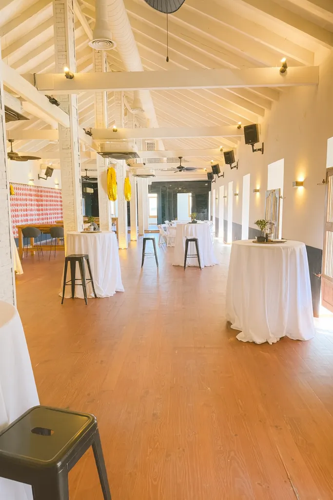 Montaje de mesas para una celebración en Sala 18